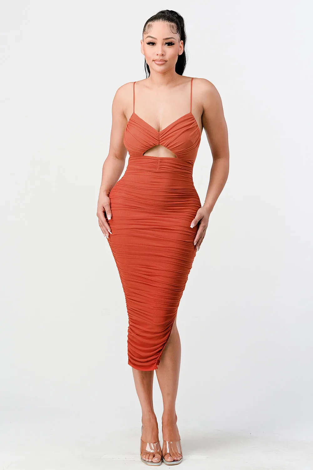 FRONT CUTOUT RUCHED BODYCON MIDI DRESS