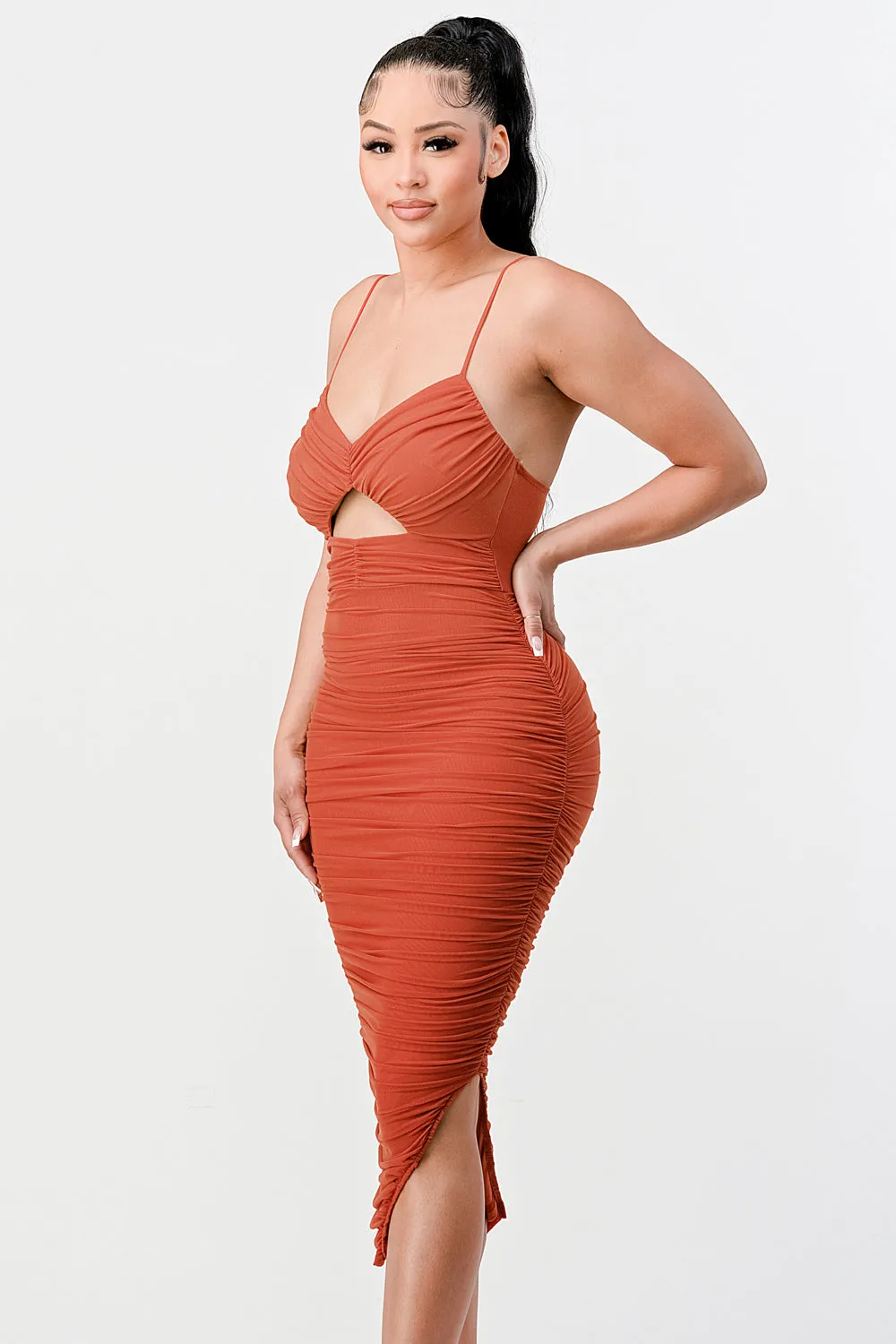 FRONT CUTOUT RUCHED BODYCON MIDI DRESS